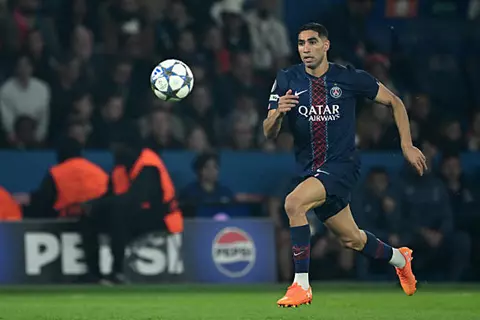 قد يلحق بأمم أفريقيا.. حكيمي مهدد بالغياب عن 11 مباراة مع باريس سان جيرمان